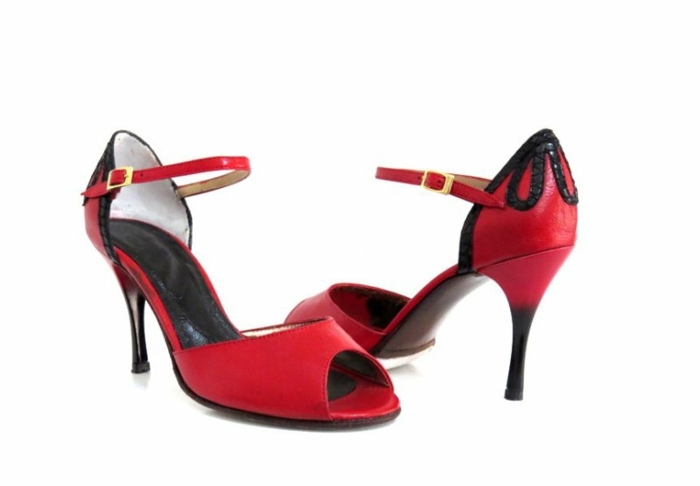 chaussures danse en rouge et noir avec des ornements en paillettes noires derrière