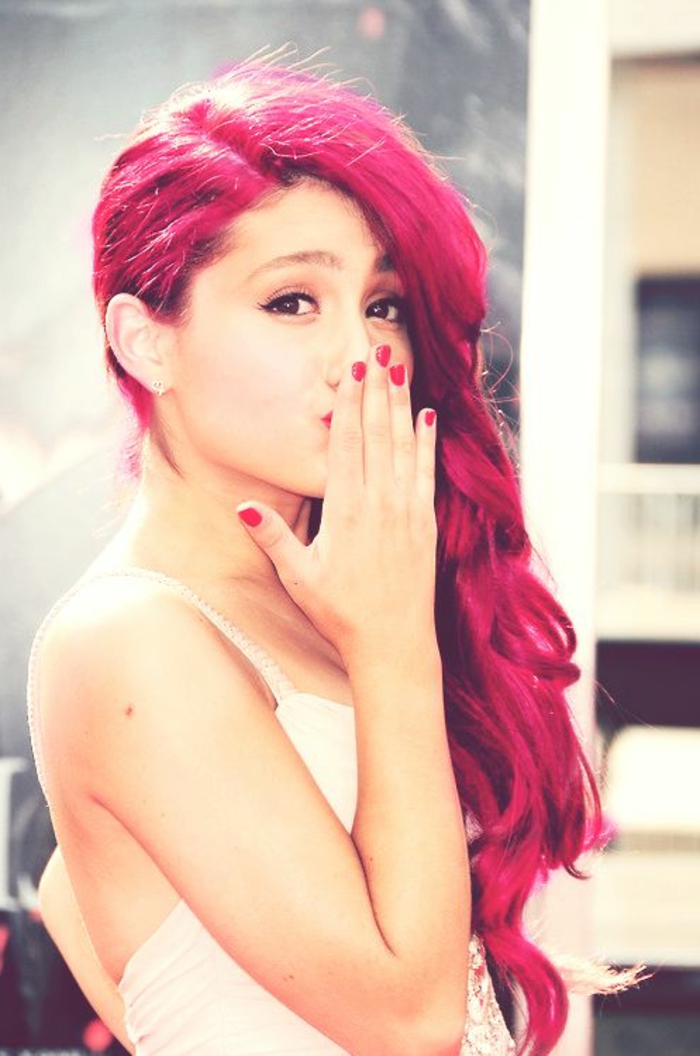 couleur flashy, Ariana Grande, cheveux longs et bouclés, robe blanche, cheveux rose foncé