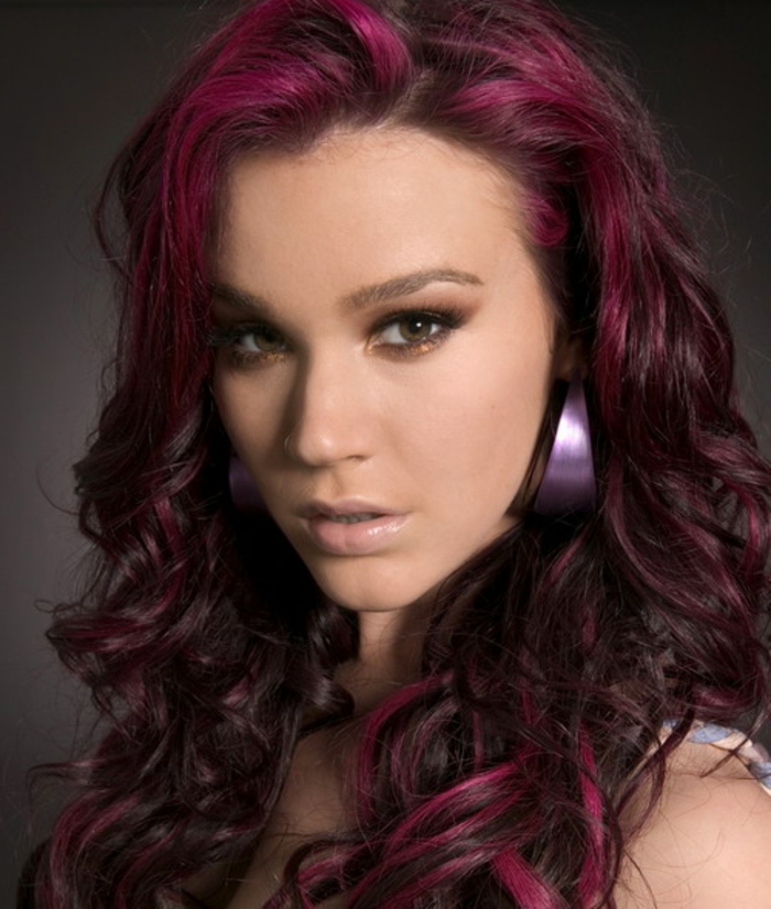 coloration cheveux rose foncé, boucles d'oreille violette, cheveux violet rose bouclés