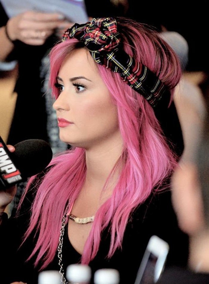 coloration rose, Demi Lovato, coiffure avec bandeau, couleur cheveux rose pastel