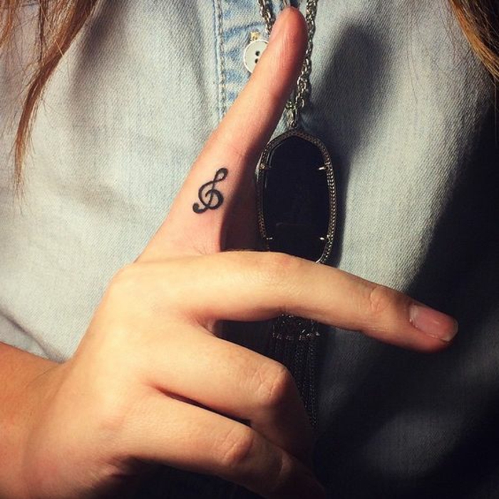 un tatouage sur le doigt à motif musical, joli tatouage à clef de sol assez discret