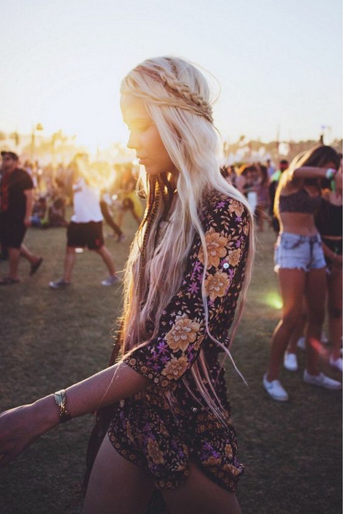  coiffures cheveux longs blonds hippie pour une festival