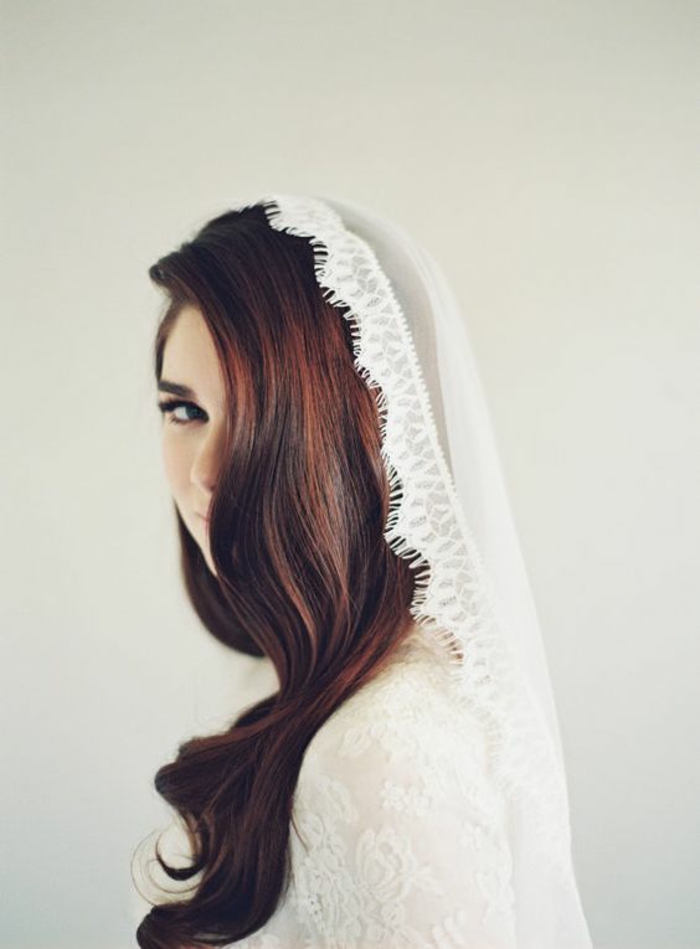 look de mariée traditionnel avec un voile mariée ancien, coiffure de mariage cheveux détachés