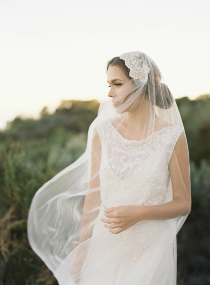 un voile mariée ancien pour un look de mariée vintage, robe de mariée fluide 