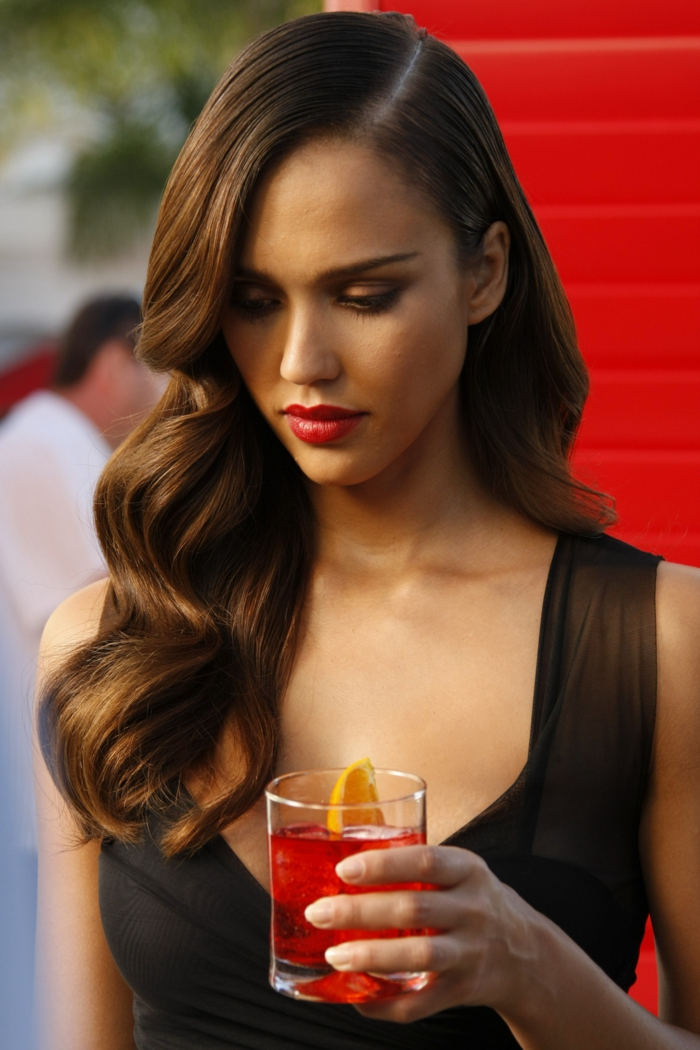 coiffure vintage, robe noire, cocktail, lèvres rouges, Jessica Alba, cheveux bouclés