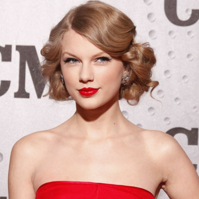 coiffure femme année 50, robe rouge, boucles d'oreilles, Taylor Swift