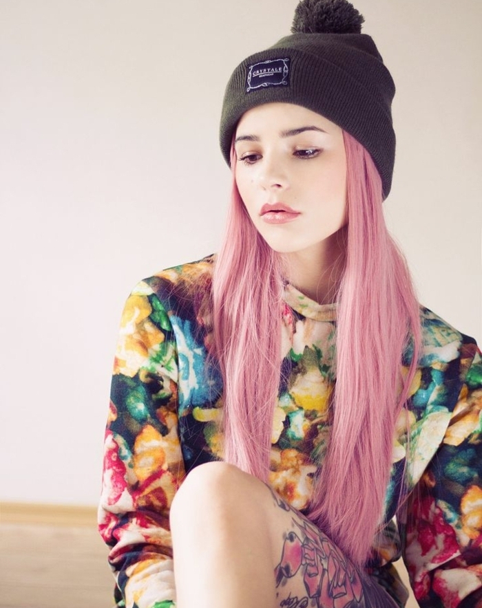 couleur cheveux rose pastel, blouse multicolore à motifs floraux, bonnet noir, fille cheveux rose