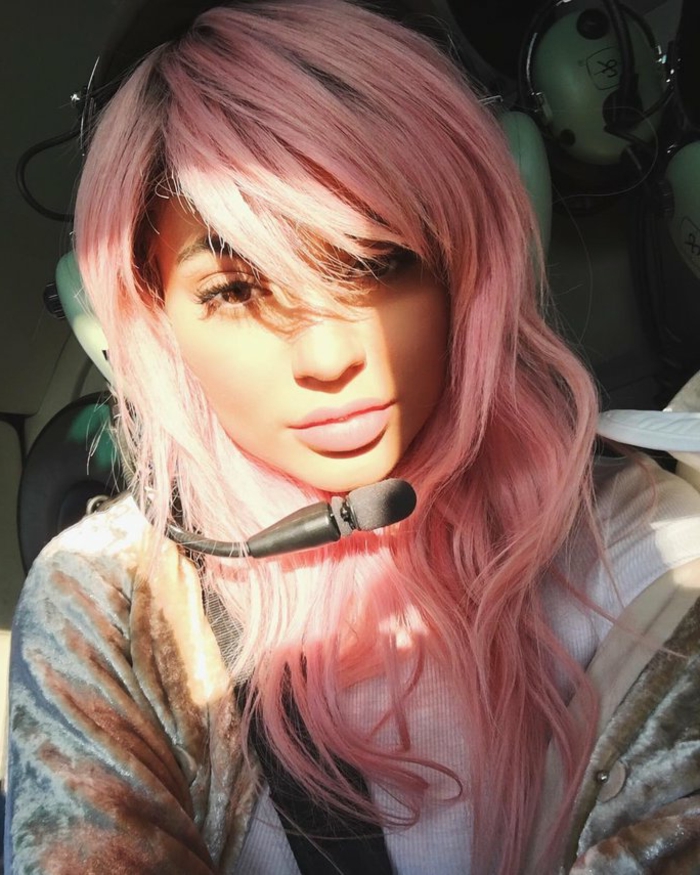 couleur cheveux rose pastel, coiffure avec frange, lèvres rose, pastel pour cheveux