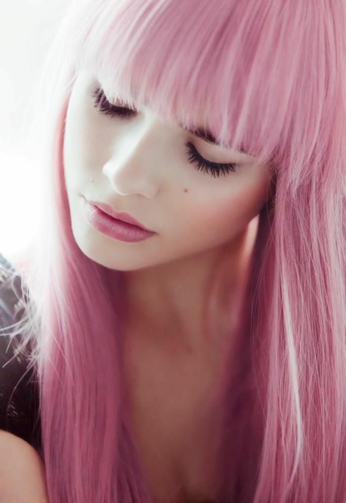 fille cheveux rose, coiffure rose pastel, maquillage rose, t-shirt noir, teinture rose