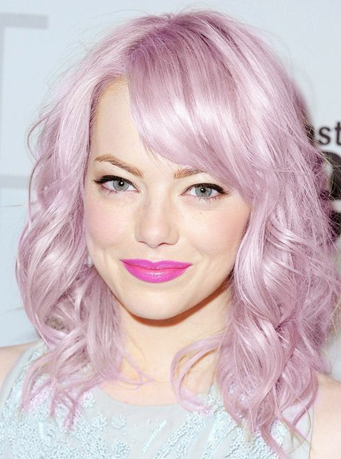 pastel pour cheveux, coiffure avec boucles, lèvres rose foncé, robe en bleu claire