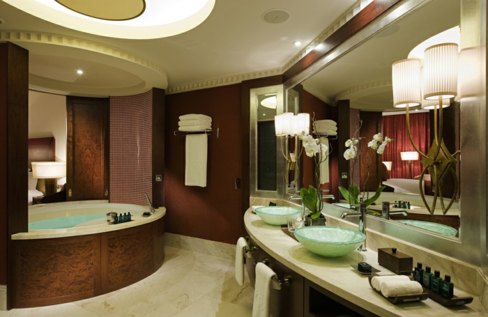 La salle de bain blanche salle de bain de luxe pièce