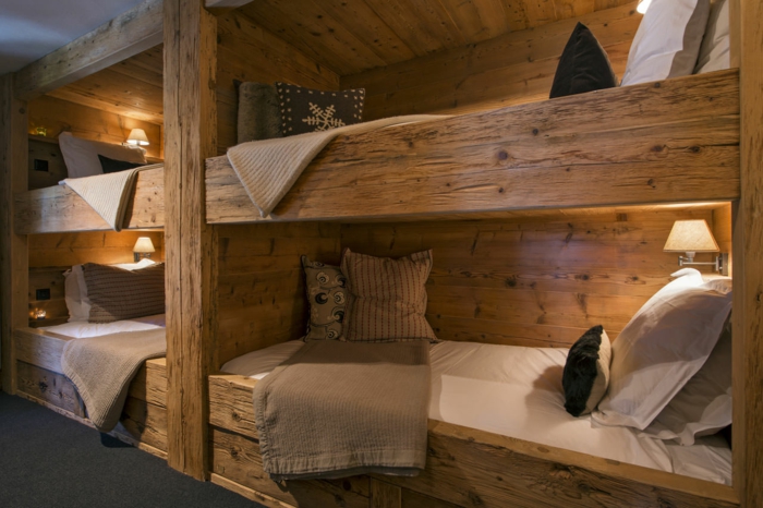  le nid douillet, cadre de lit en bois, coussins décoratifs, linge de lit blanc