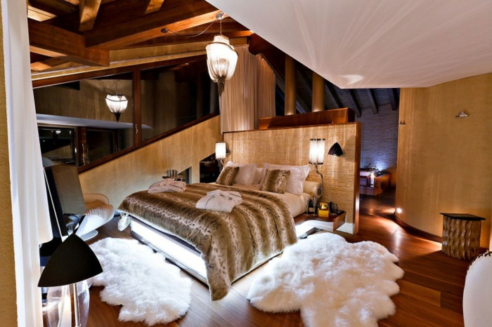 matelas nid douillet, tapis moelleux, parquet en bois, couverture de lit tigre, fenêtre asymetrique