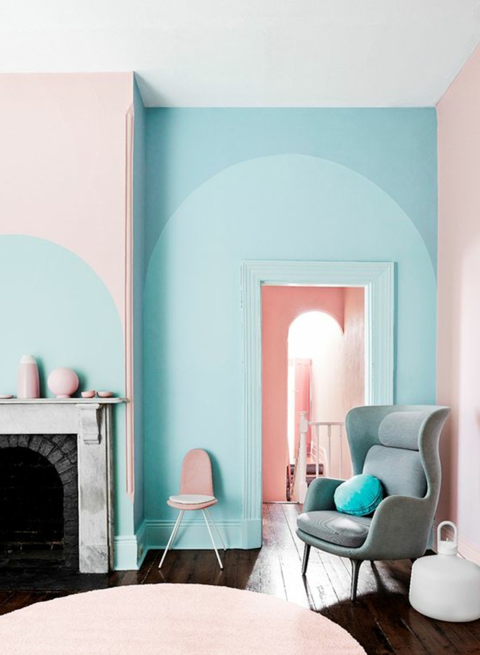 comment peindre un mur, couleur murale bleue et rose, fauteuil gris, cheminée décorative 