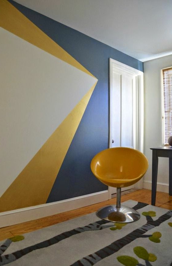 comment peindre un mur, mur à fugures géométriques en gris et jaune, chaise jaune 