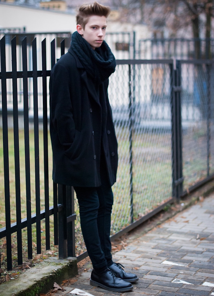 tenue noire avec dr martens derbies et manteau