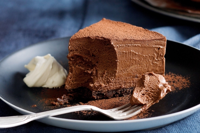 exemple de gateau nature sans oeuf, faire un gâteau au chocolat sans oeufs, morceau de gâteau chocolat fait maison