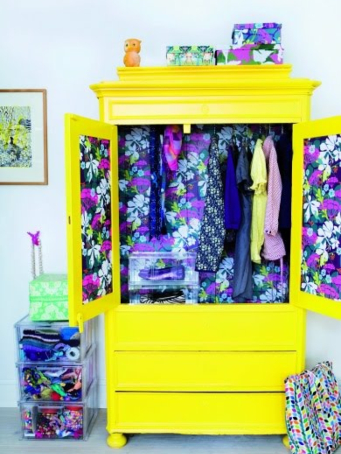 repeindre un meuble en jaune, intérieur customisé en papier peint, fleurs exotiques, mur couleur blanche, armoire style bohème, flashy