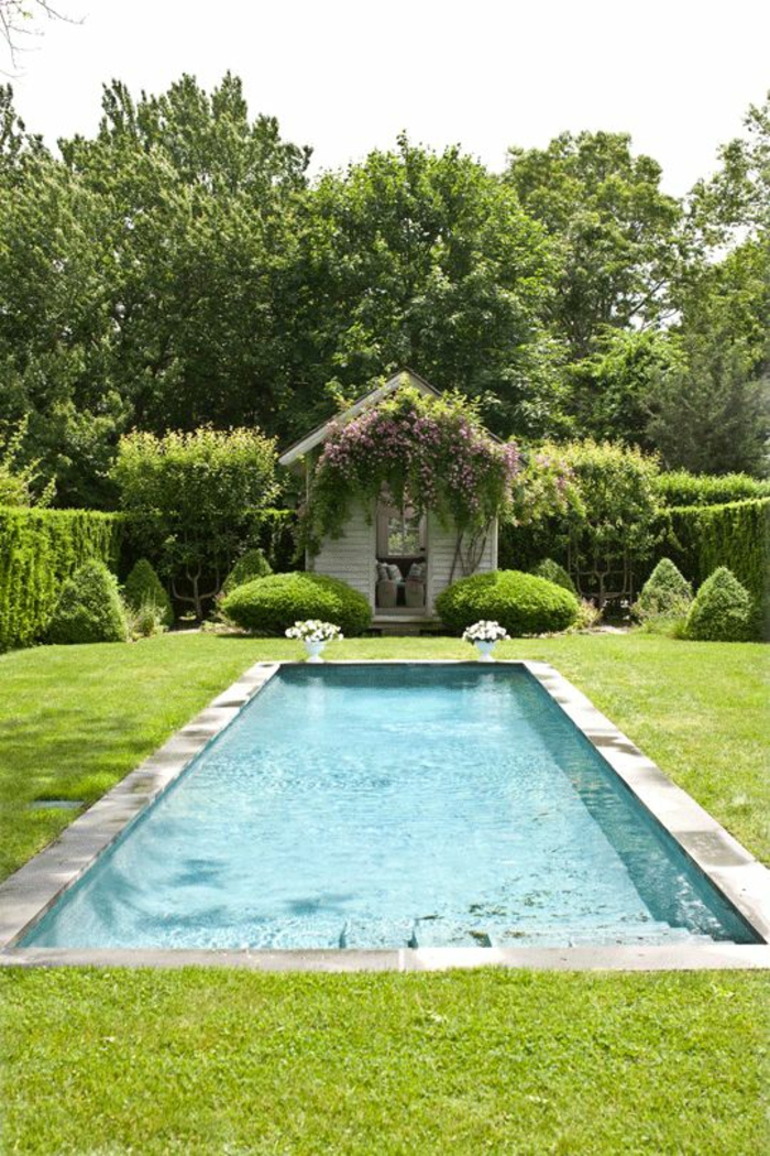 un contour piscine en béton, piscine moderne dans un jardin anglais