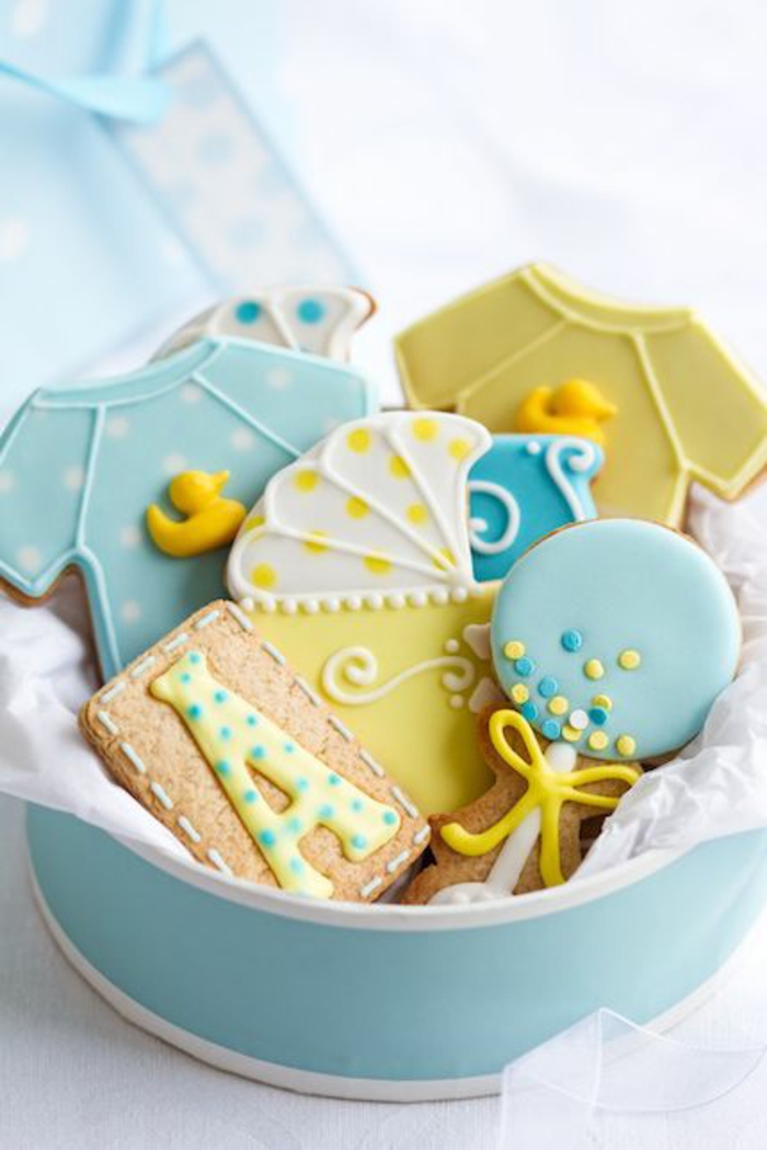 une décoration baby shower très mignonne, des petits biscuits au glaçage royal