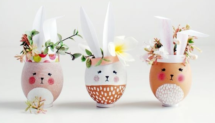 coquille oeuf lapin de paques, exemple de coquilles d oeufs customisées, des oreilles en papier, petits vases, remplis de fleurs fraîches