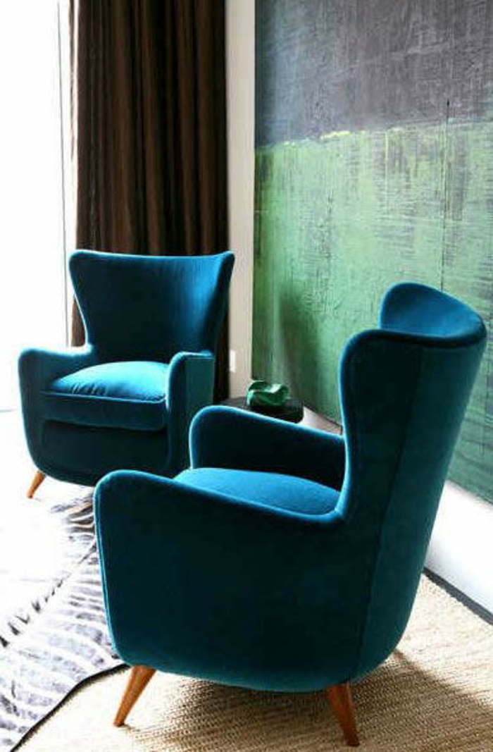 couleur canard, fauteuils bleus, mur bleu-vert 