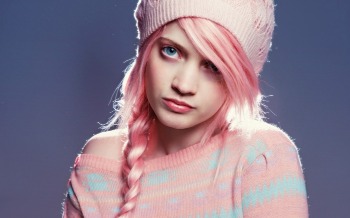 coloration cheveux rose, bonnet en crochet, coiffure avec tresse et frange, fille cheveux rose pastel