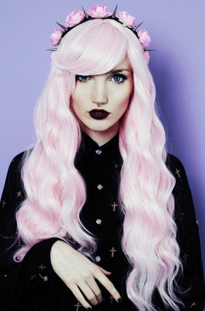 pastel pour cheveux, chemise noire, coiffure avec frange, fille cheveux rose pastel, couronne avec fleurs