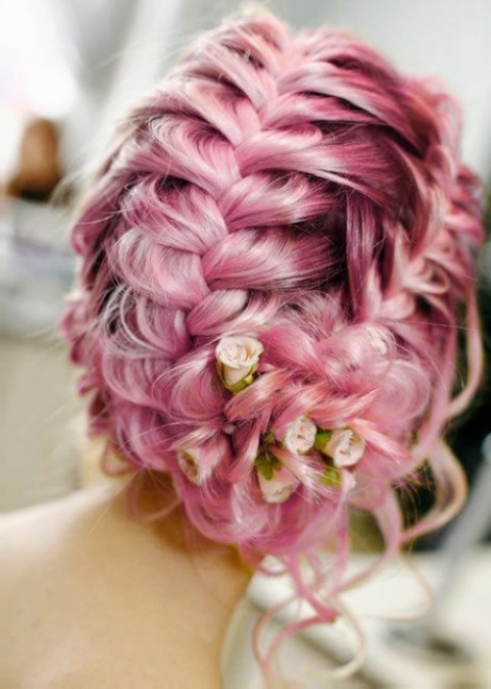 couleur cheveux rose pastel, coiffure tresse, accessoires cheveux fleurs, couleur flashy
