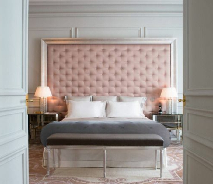 tapis en blanc et rose, parure de lit blanche et grise, tete de lit capitonée rose, chambre rose et gris, style baroque