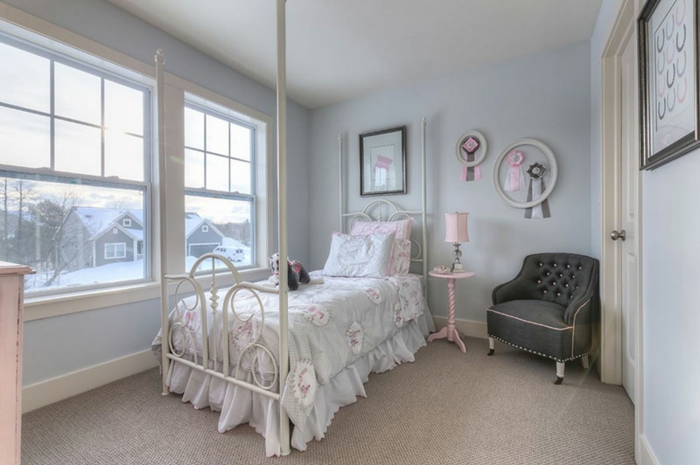 mur couleur bleu clair, lit en métal blanc, fauteuil gris, moquet gris, linge de lit gris et rose, détails décoratifs rose, deco chambre fille