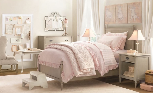 decoration chambre fille, parure de lit rose, meubles, lit, commode, fauteuilm table de nuit gris, tapis blanc, idée déco chambre vintage chic