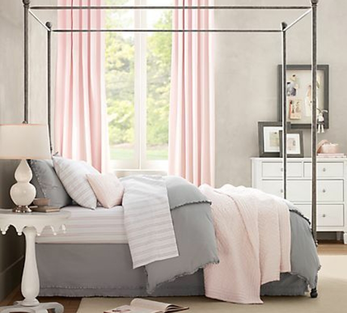 linge de lit blanc, gris et rose, rideaux rose, couleur mur gris clair, commode blanche, lit baldaquin, decoration chambre fille