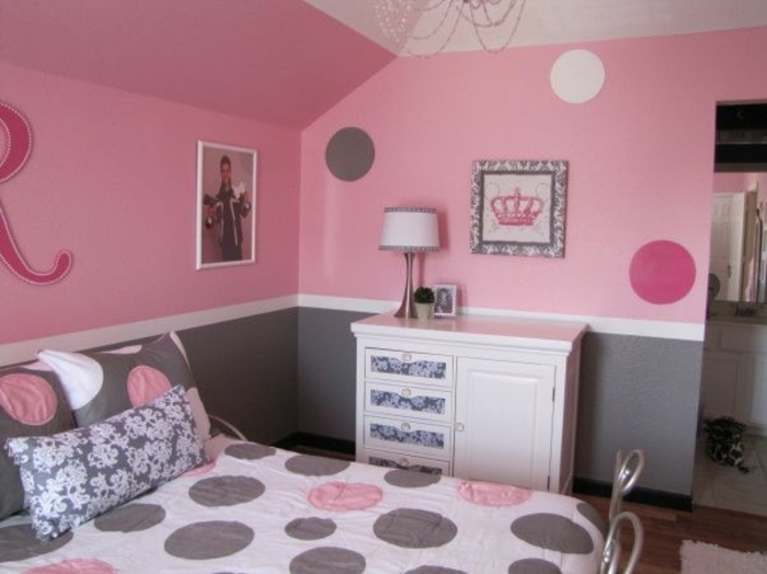 deco chambre fille, couleur murale rose et gris, linge de lit rose, gris et blanc, commode blanche, customisée avec du papier peint, motifs fleurs