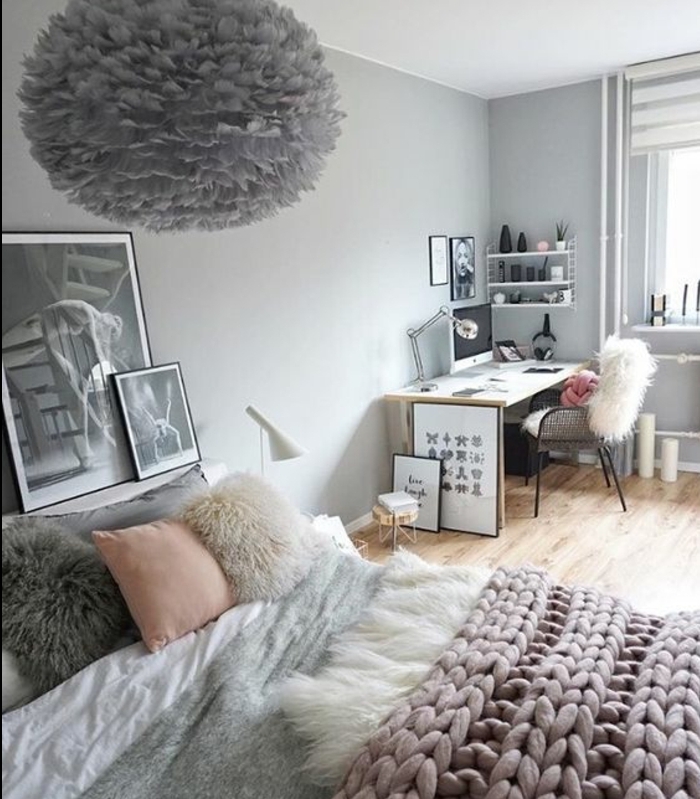 couleur mur gris perle, linge de lit gris, blanc et rose, plaid rose, coin travail style scandinave, parquet clair, decoration chambre fille