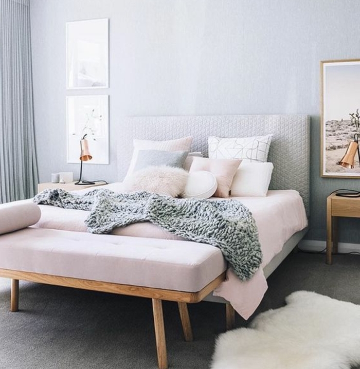 couleur mur gris clair, lit, rideaux et tapis gris, parure de lit gris, rose et blanc, bout de lit en bois, coussin rose, mur decoré, peinture chambre adulte