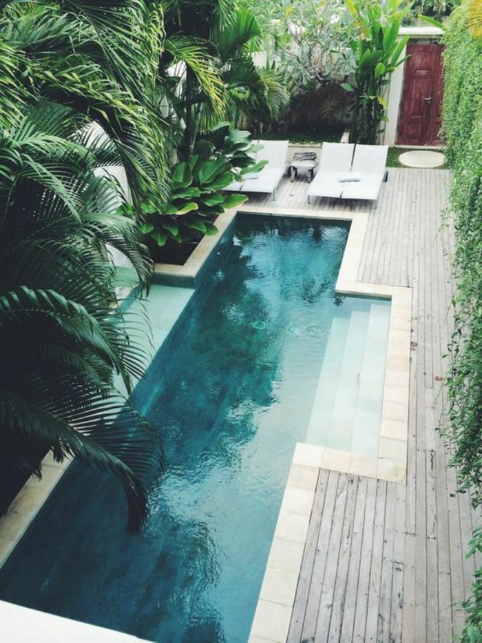 un couloir de nage au design géométrique, entourage piscine en bois naturel, ambiance exotique et zen