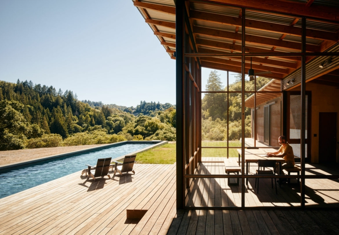 un couloir de nage au design moderne équipe d'une plage piscine bois composite, villa moderne et écologique 