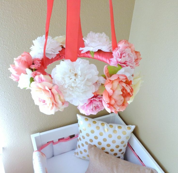 réaliser une jolie couronne de fleurs pour un mobile bébé fille, idée de déco chambre bébé moderne