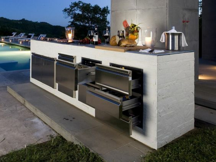 cuisine d'extérieur près de la piscine à rangements tiroirs, design élégant en noir et blanc
