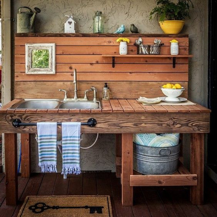 une cuisine d'extérieur sommaire en bois, construction simple et vintage