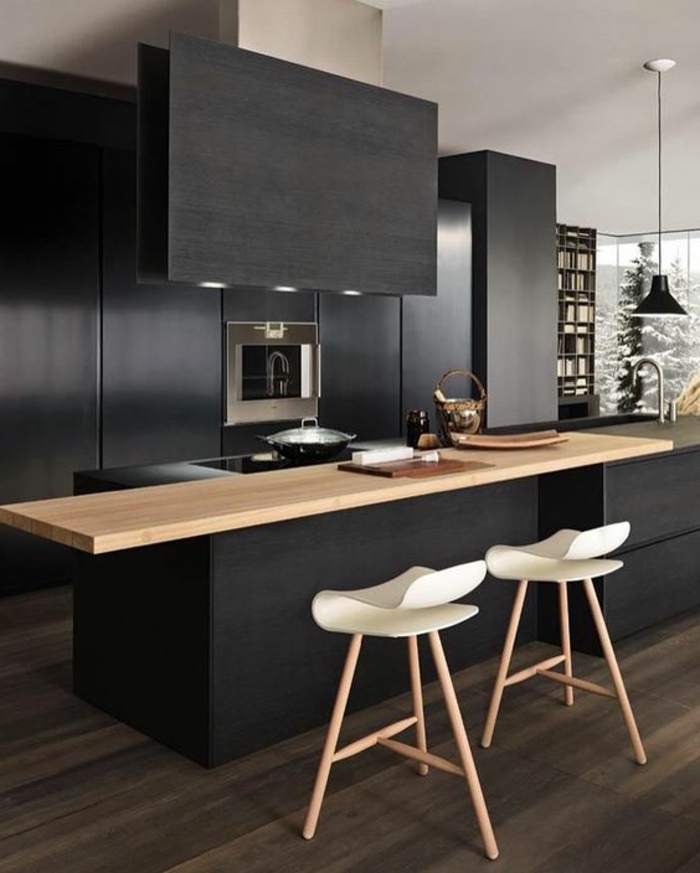 cuisine minimaliste, îlot de cuisine avec comptoir en bois, deux chaises en bois