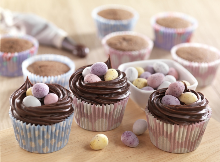 cupcakes au chocolat, petits nids de paques avec une glacage chocolat mousse et petits oeufs au chocolat 