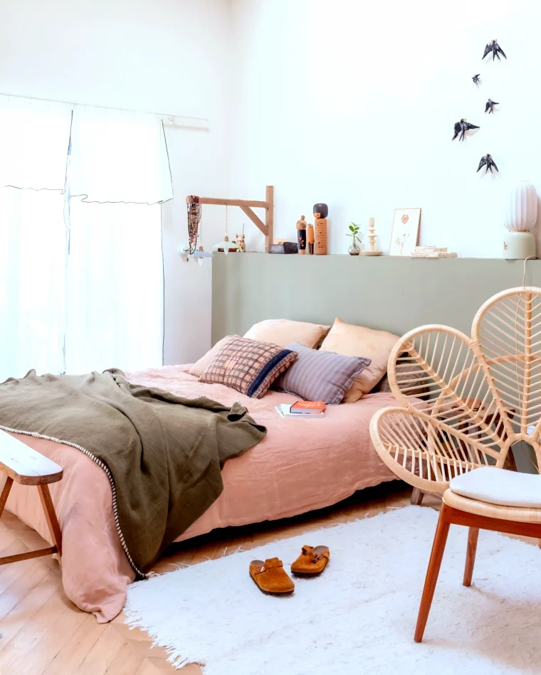 deco chambre a coucher rose et gris dans un style boheme