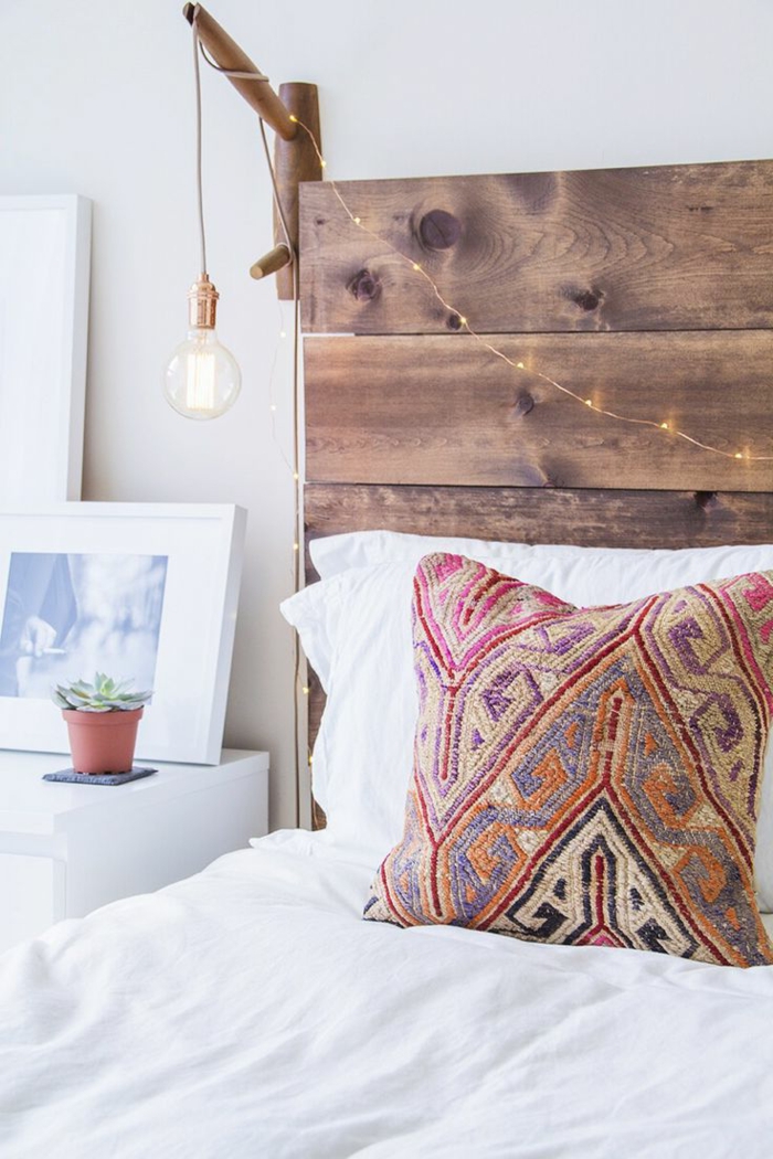 deco hippie, tête de lit en bois, cactus mini, coussin à motifs ethniques, linge de lit blanc