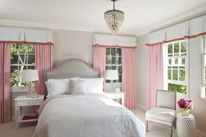 deco chambre fille, rideaux rose, couleur mur gris perle, lit gris, parure de lit blanche, lustre élégant, chaise en gris et blanc
