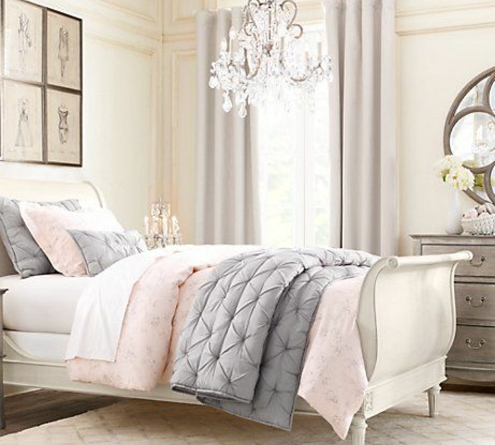 lit blanc baroque, linge de lit rose, blanc et gris, couleur mur blanche, lustre vintage, deco murale, commode chiné, chambre rose et gris