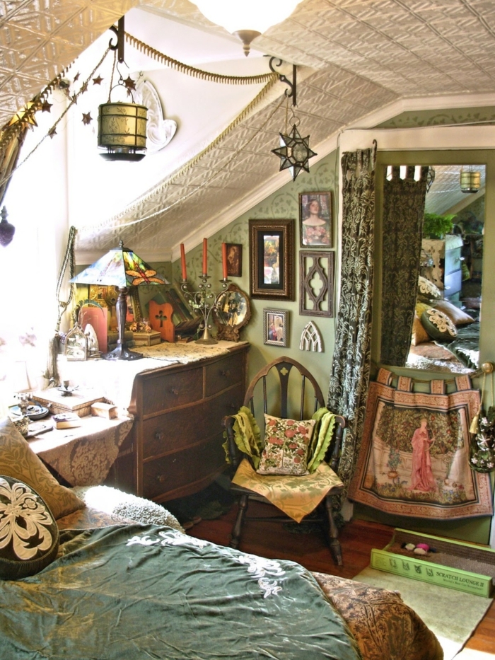 chambre hippie, grand miroir, lampe suspendue, fenêtre de toit, bougeoirs