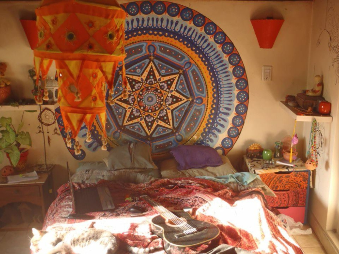 chambre hippie, teinture murale ronde, chandelier diy, guitare, étagère en bois