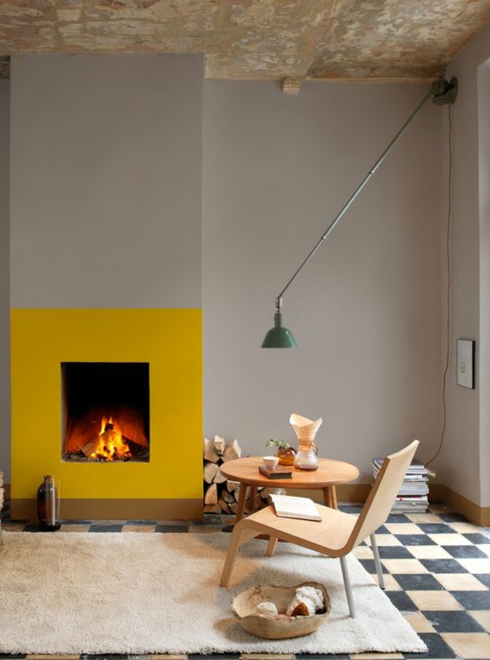 deco jaune gris, salon simple avec table et chaise en bois, carrelage damier 